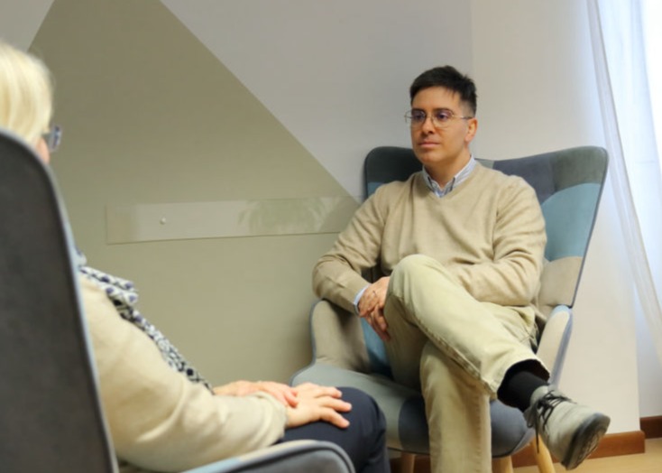 psicologo durante un colloquio in studio, in un momento di ascolto e confronto.