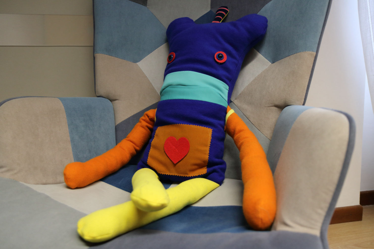 Gioco terapeutico utilizzato nel lavoro psicologico con bambini e ragazzi in un ambiente accogliente.